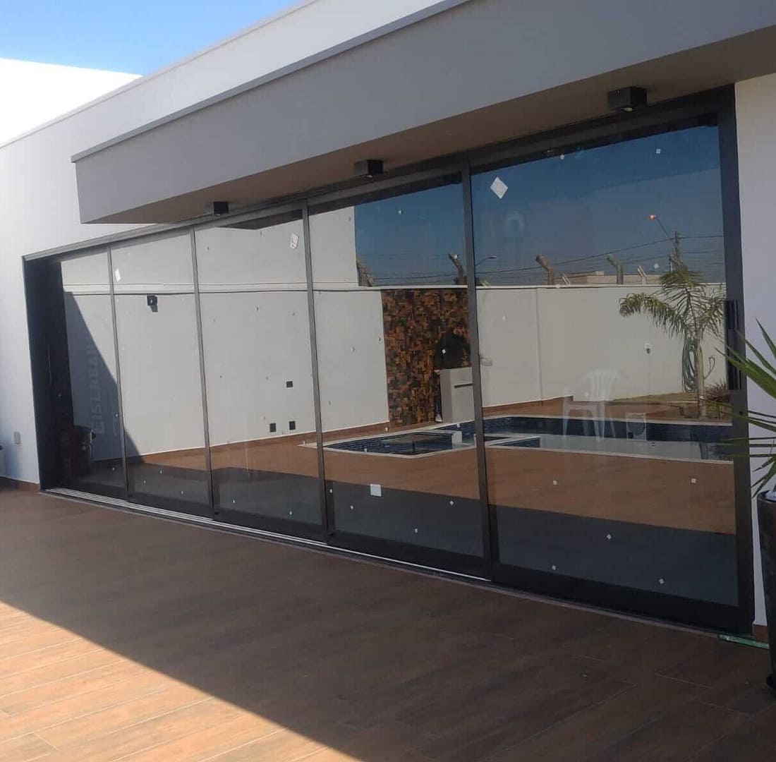 Projeto com esquadrias de alumínio personalizadas em Piracicaba - Esquadri Gold's.